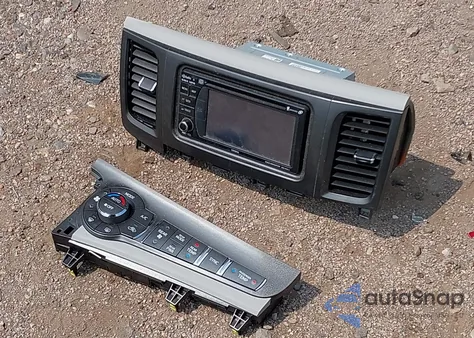 2014 Toyota Sienna Se 8 Passenger z USA, uszkodzony, nr VIN 5TDXK3DC8ES440762